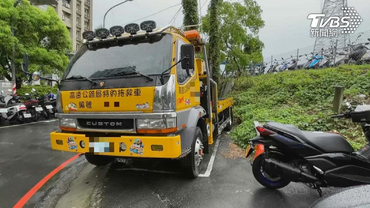 民眾討論道路救援。（示意圖，與本文無關／TVBS）