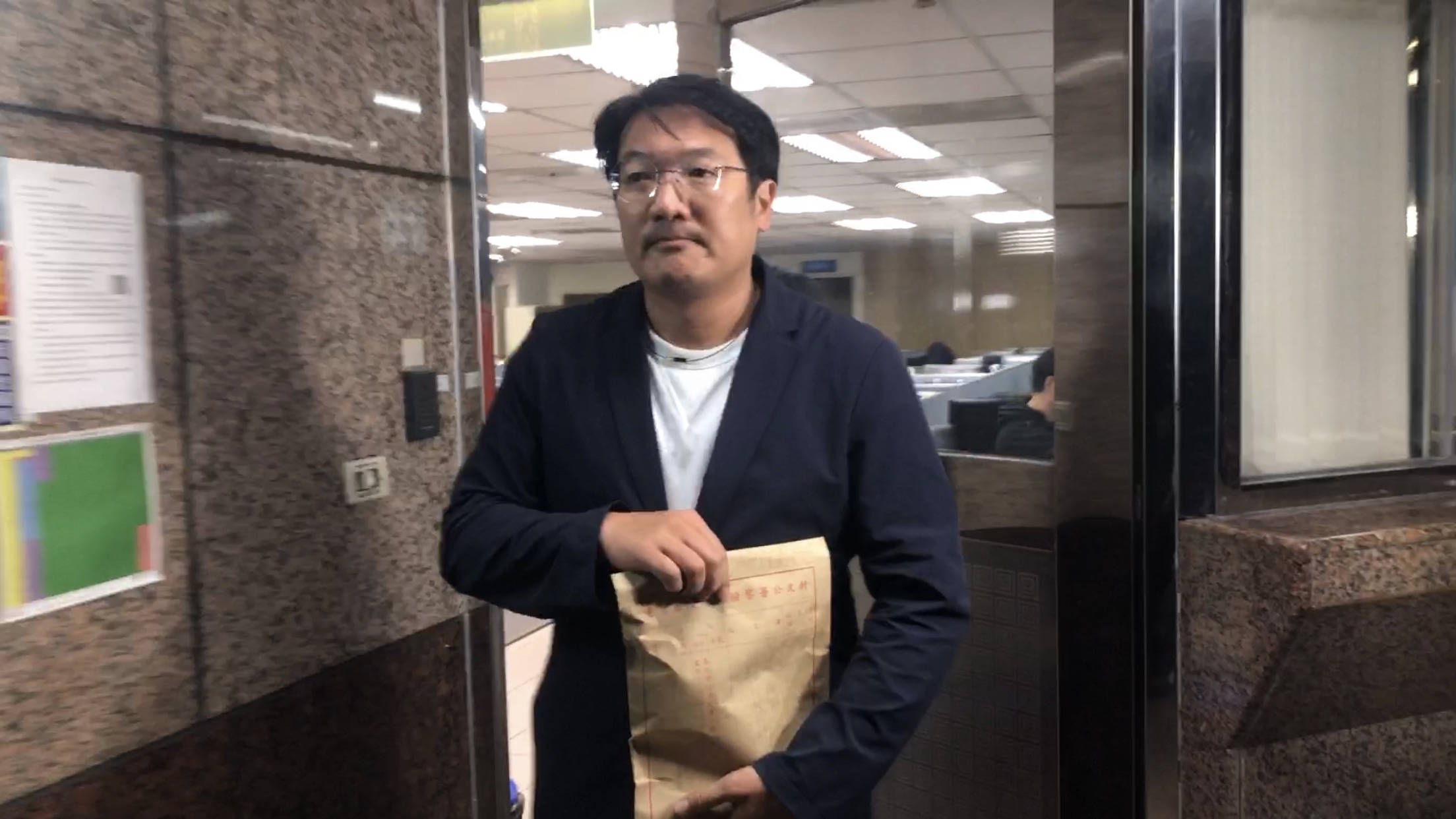 基隆市政府民政處長張淵翔40萬元交保。（圖／中央社）