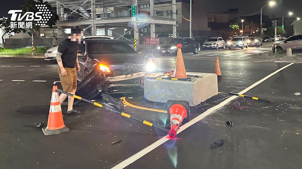 賓士撞庇護島造成駕駛和乘客受傷。（圖／TVBS）