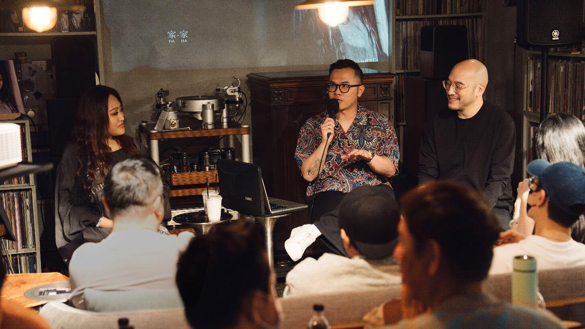 家家在音樂會上和製作人暢聊專輯籌備過程。（圖／相信音樂提供）