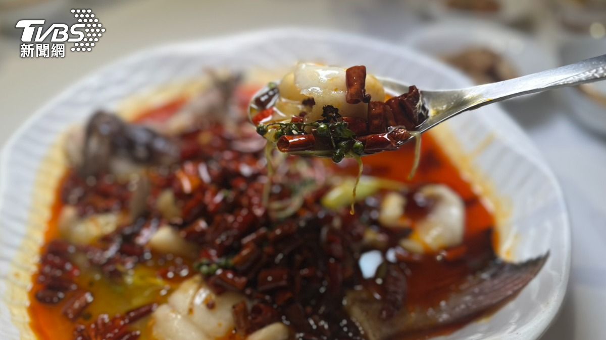 「麻辣沸騰魚」融合粵菜的油泡技法與川菜的麻辣風味。(圖/陳昫蓁攝)