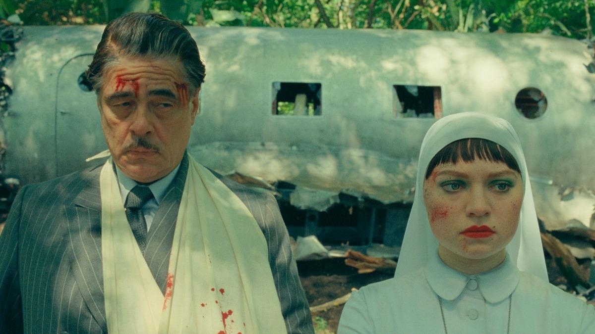 班尼西歐戴托羅（左）和凱特溫絲蕾女兒米亞薛波頓在《腓尼基計劃》飾演父女。（圖／UIP提供）