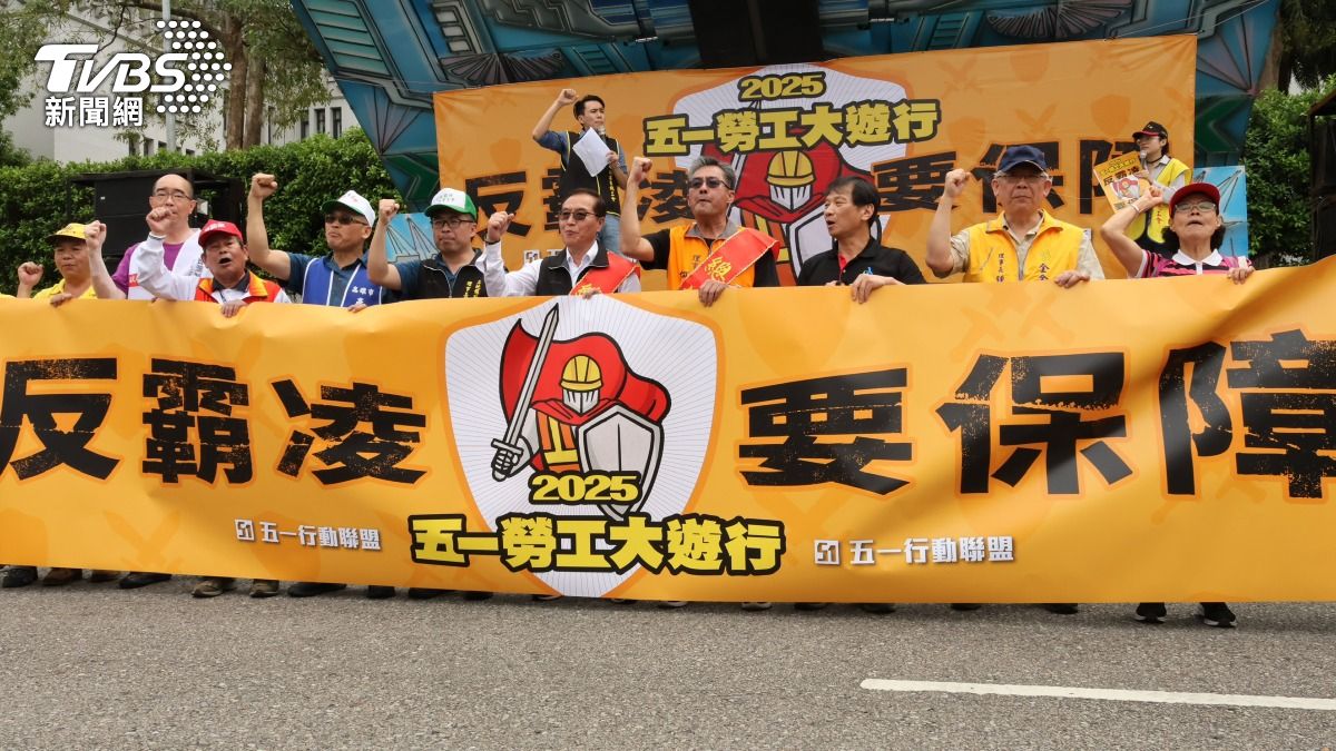 五一行動聯盟號召全台公會集結，喊話政府解決低薪問題。（圖／記者潘建樺攝）