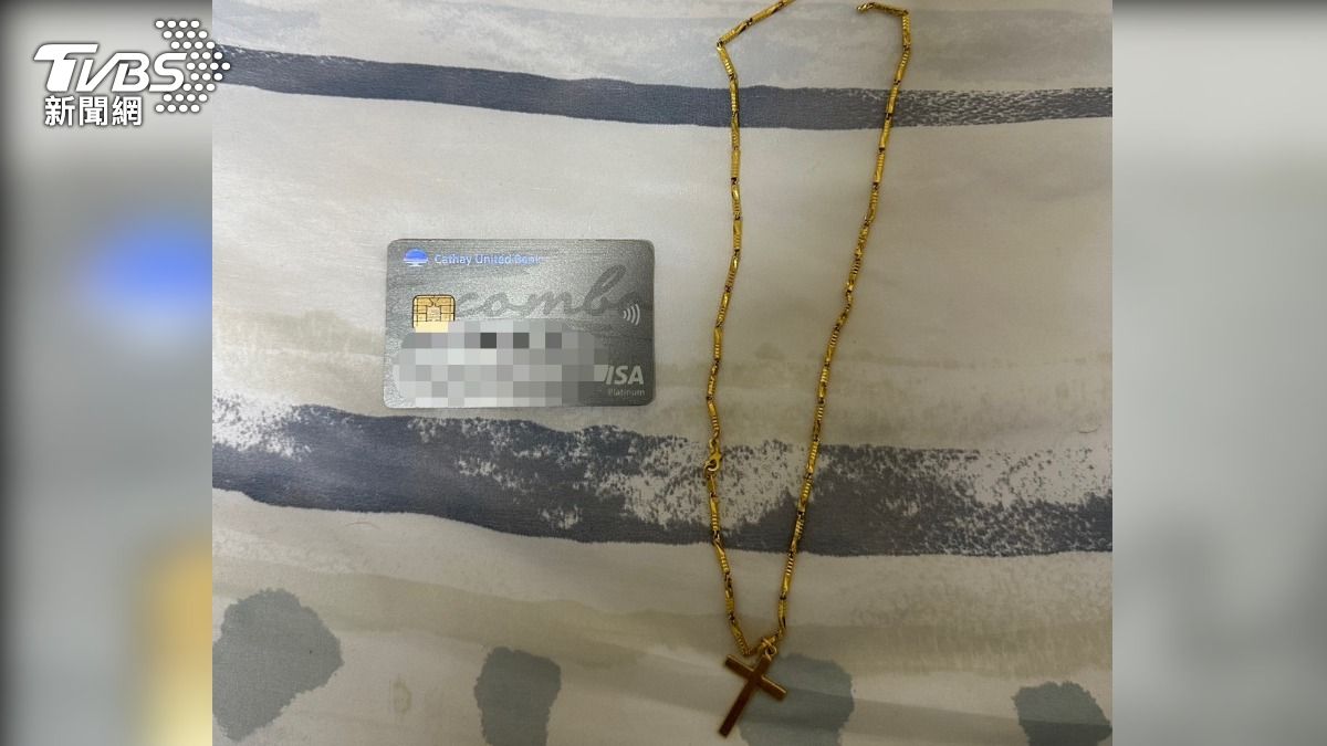 警方查獲金項鍊、提款卡等證物。（圖／TVBS）