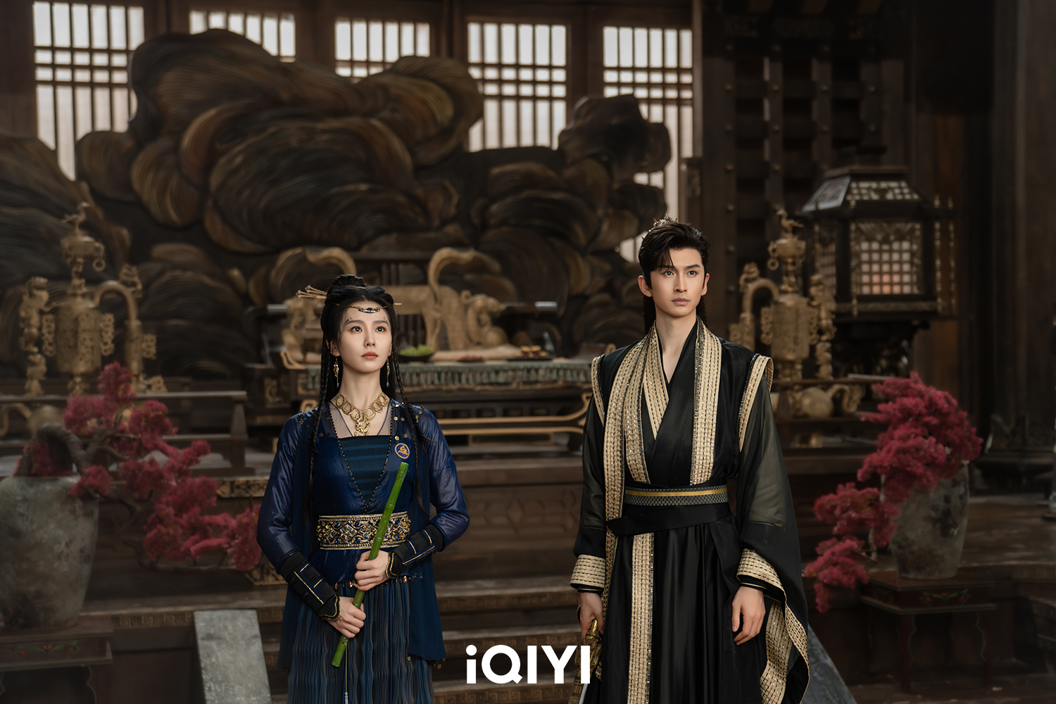 劉詩詩、張雲龍分別為兩大家族東方家和王權家的掌舵人，為了重振一氣盟，共同努力安定局勢。（圖／iQIYI愛奇藝國際版提供）