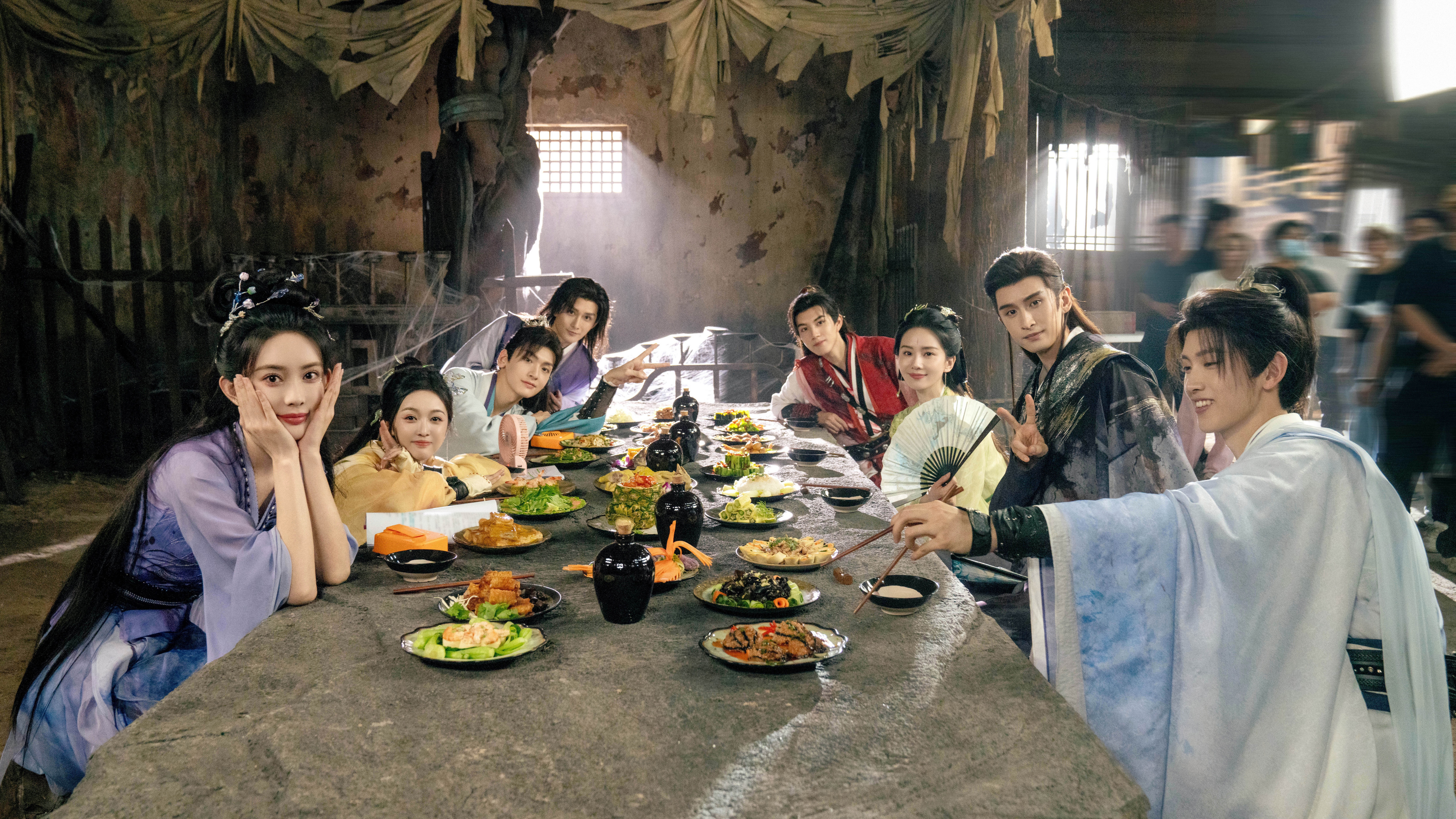 張雲龍為促進感情，主動邀演員們聚餐，劉詩詩還會趁大家不注意時去結帳。（圖／iQIYI愛奇藝國際版提供）