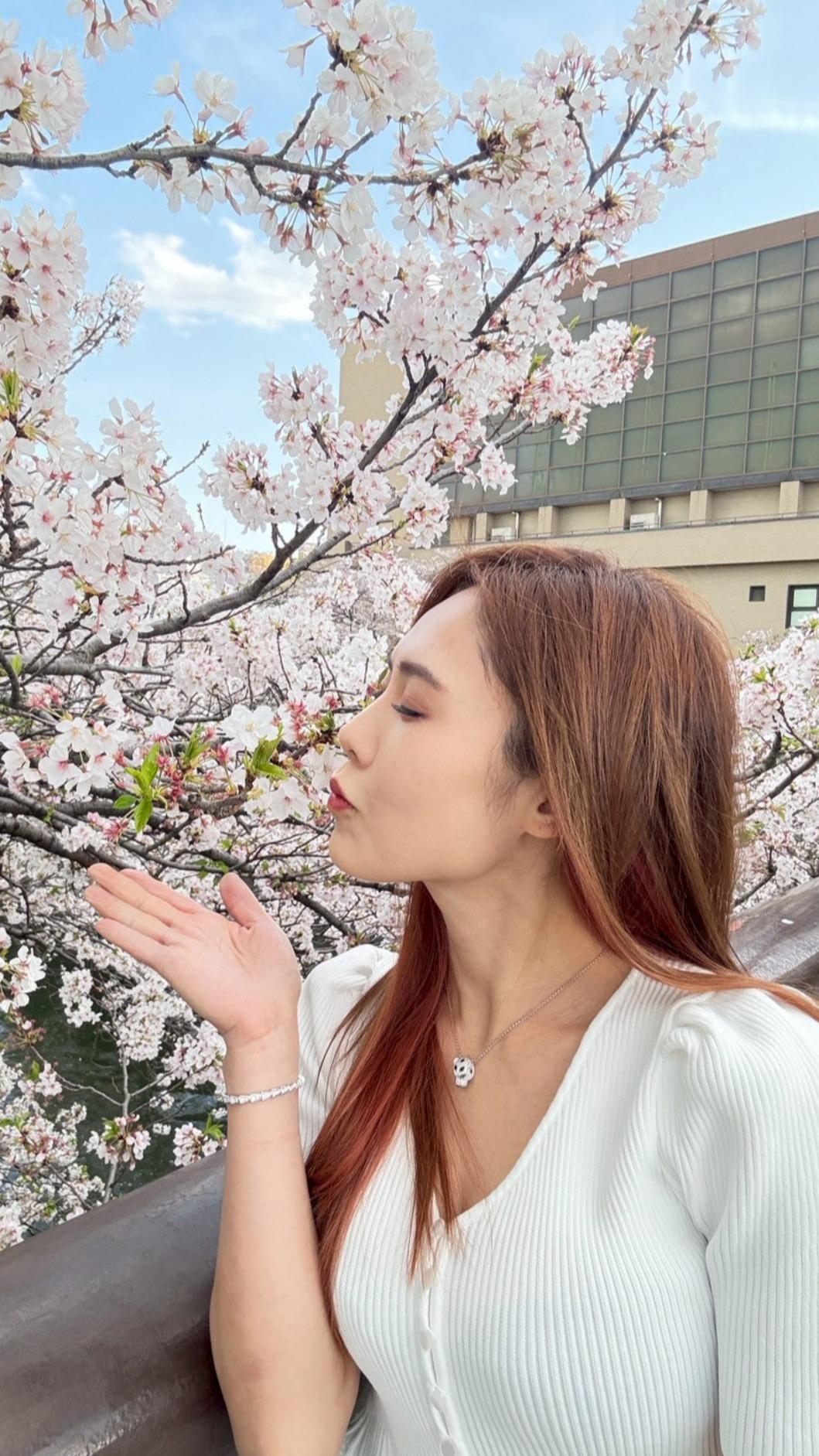 吳申梅首次追櫻花，相當享受日本美景。（圖／放音樂提供）