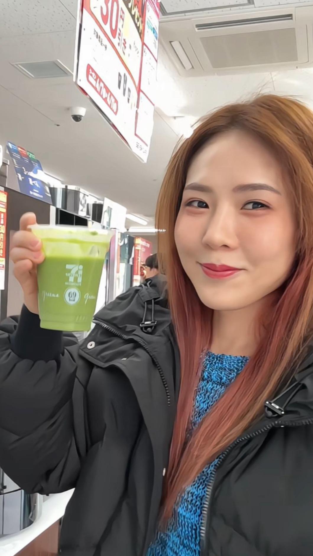 吳申梅熱愛超商的蔬果冰沙，每天都會買1杯。（圖／放音樂提供）