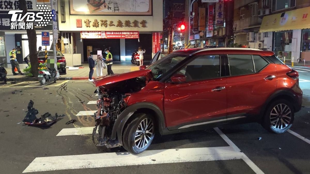徐女駕駛的休旅車遭撞擊後車頭明顯凹陷。（圖／TVBS）
