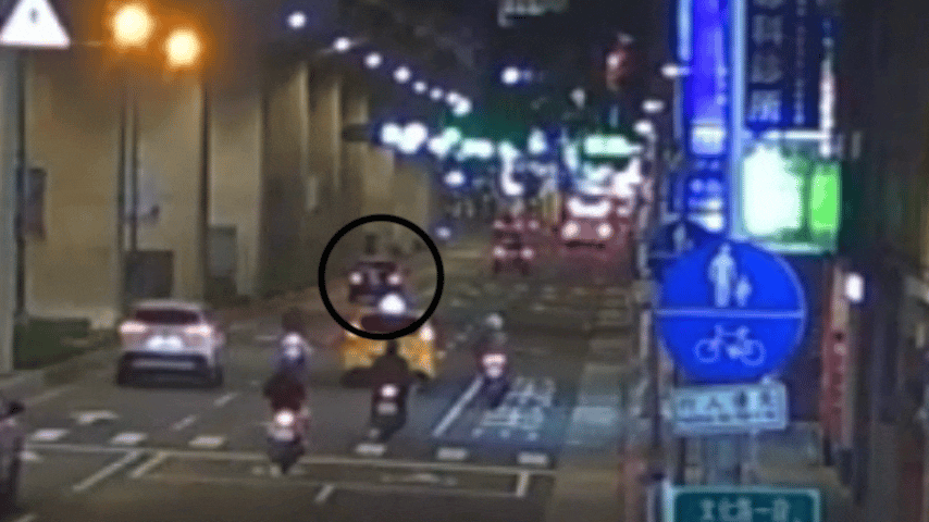 車禍監視器畫面，黑圈為邱男駕駛的黑色自小客，紅圈為徐女駕駛的紅色休旅車。（圖／TVBS）