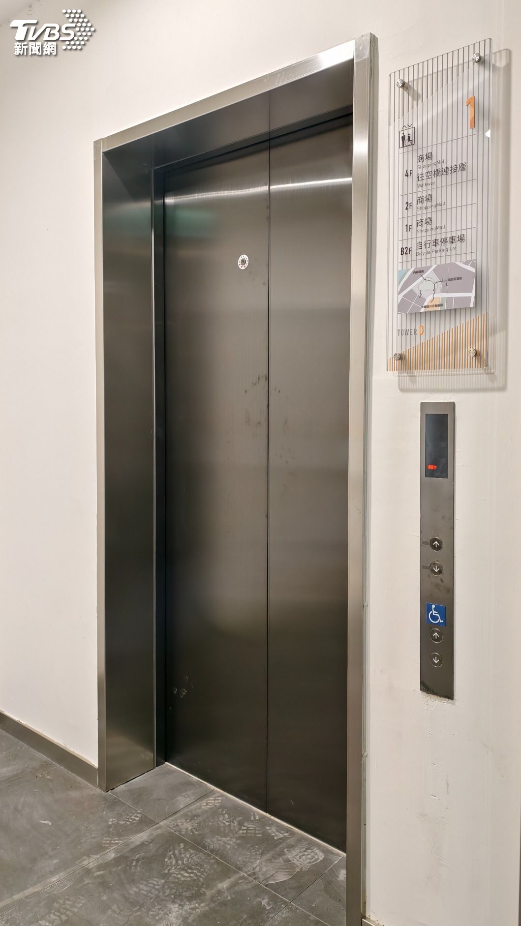 記者到場時商場已關閉,外側電梯顯示為保養中。(圖/陳冠宇攝)