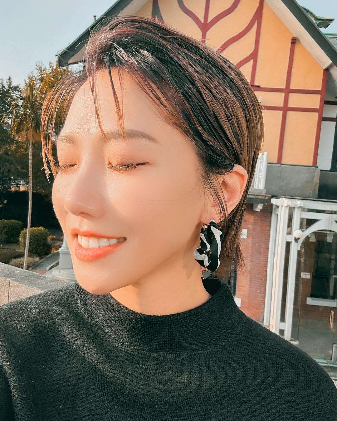 面對訴訟纏身、鉅額賠償加上酸民們的冷嘲熱諷，大牙確診重度憂鬱。（圖／翻攝自大牙臉書）