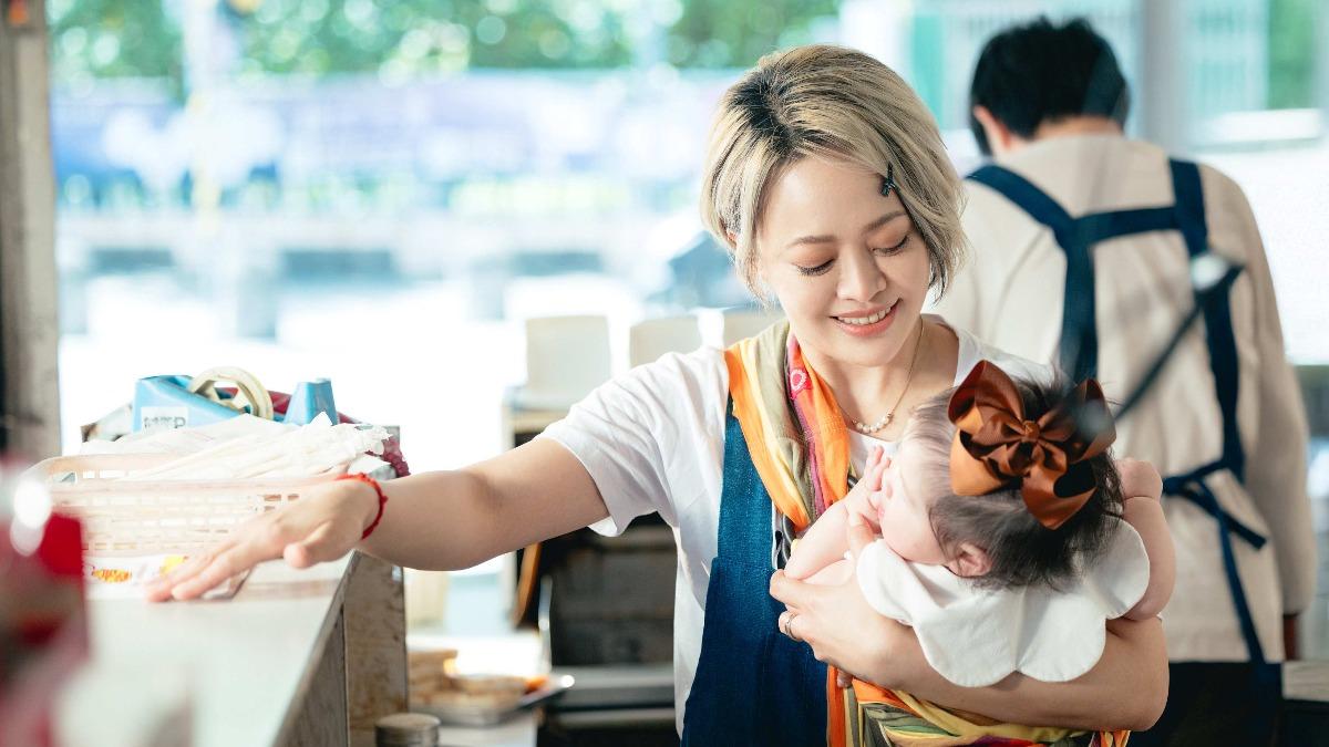 戴愛玲也在MV裡過過戲癮。（圖／華納音樂提供）