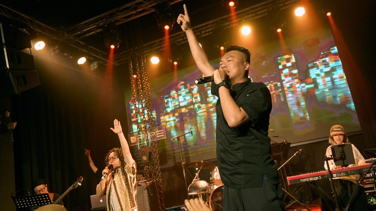 陳布朗（右）現身力挺潘信維開唱。（圖／時刻娛樂提供）