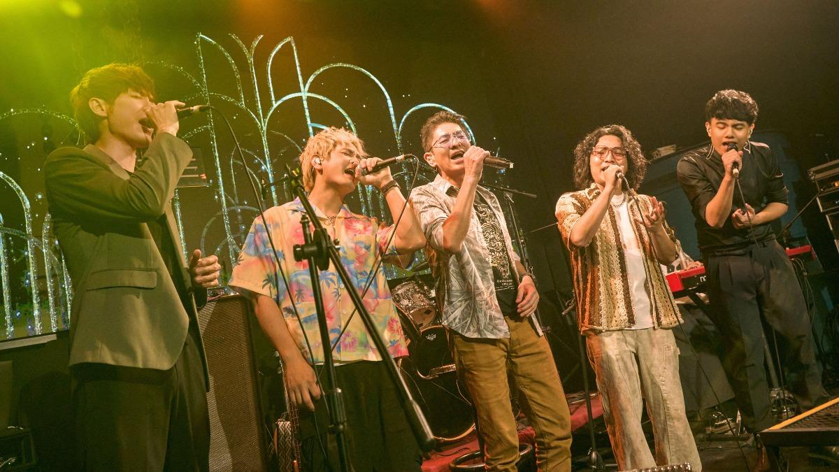 荒山亮（中）驚喜登台，和楊肅浩（右起）、潘信維、羅文裕以及蕭閎仁高歌。（圖／時刻娛樂提供）