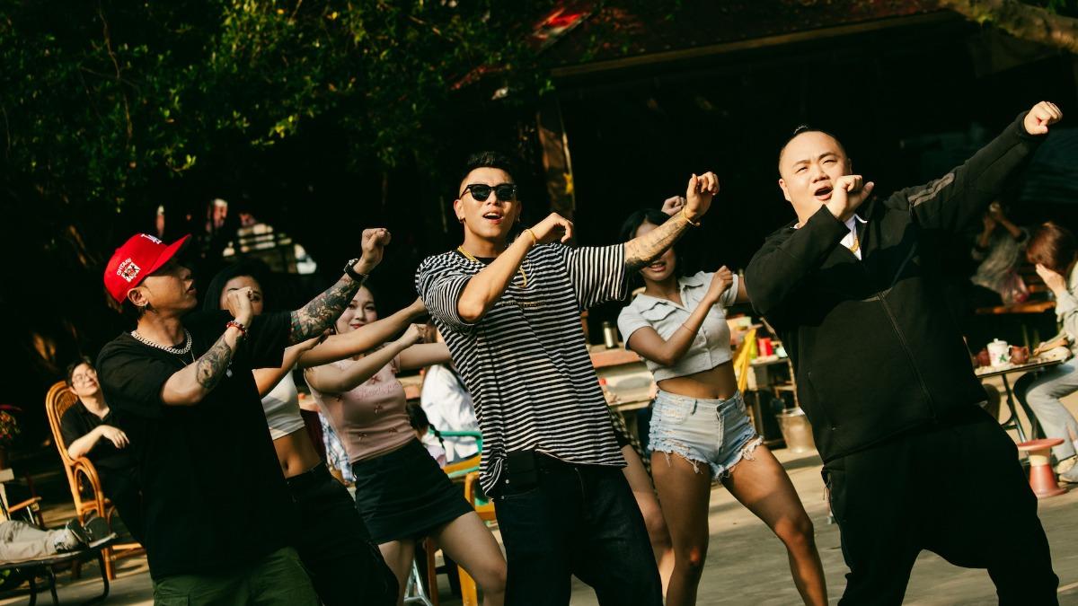 頑童MJ116推出主打歌〈OGS〉，在MV裡搶先體驗退休生活。（圖／本色音樂提供）