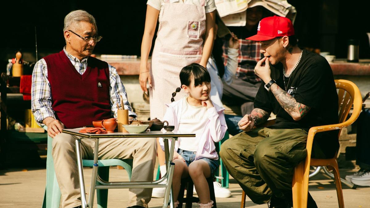 小春自嘲老了會變成「老番顛」。(圖/本色音樂提供)