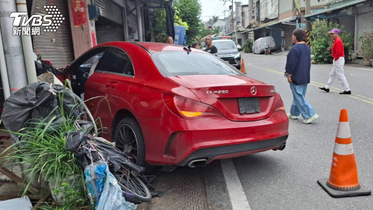 賓士失控衝撞民宅。（圖／TVBS）