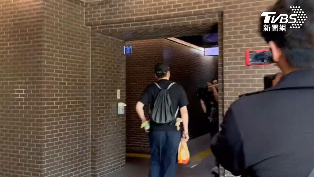 王大路上班路上，被追問遭起訴相關議題，他不發一語快速步入北市府。（圖／TVBS）