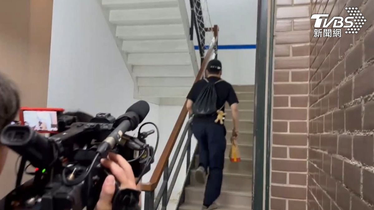 王大路上班路上，被追問遭起訴相關議題，他不發一語快速步入北市府。（圖／TVBS）