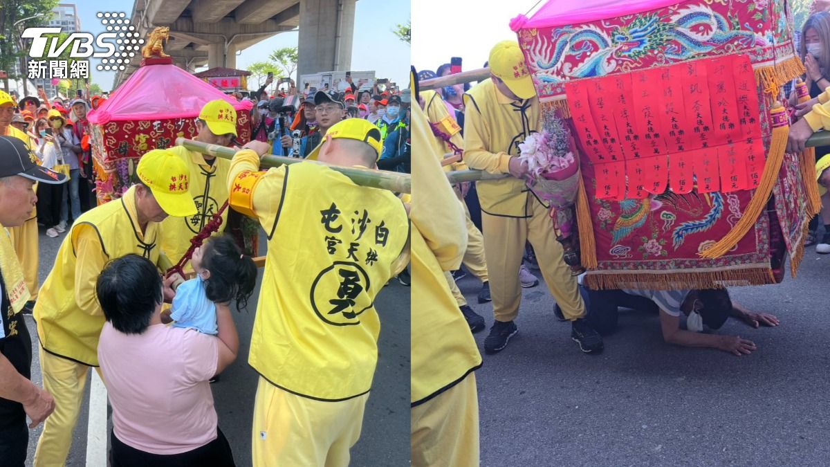 白沙屯媽祖趕路過程,仍替抱著癲癇兒的慈母、行動不便的老翁撫背祈福。(圖/TVBS)