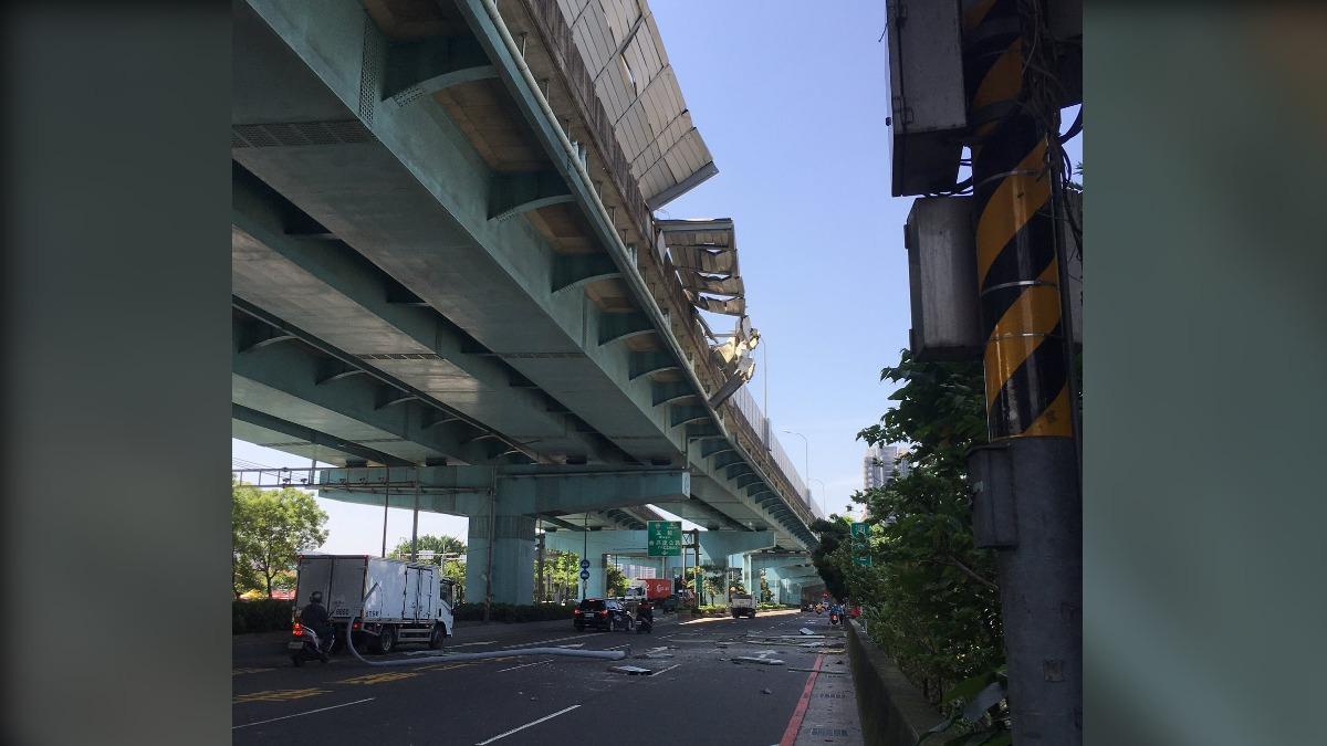 隔音板遭水泥車撞破，波及下方車輛。（圖／愛新莊我是新莊人）