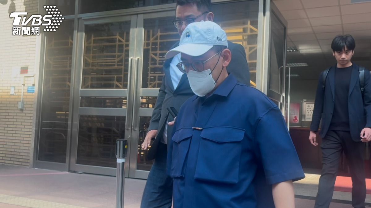 黃子佼與辯護律師蕭棋云昨天現身法院與被害人達成和解。（圖／潘千詩攝）