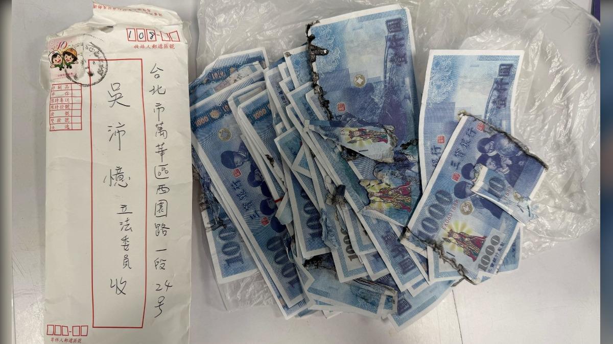 吳沛憶服務處收到被焚燒過的冥紙。(圖/翻攝自吳沛憶臉書)