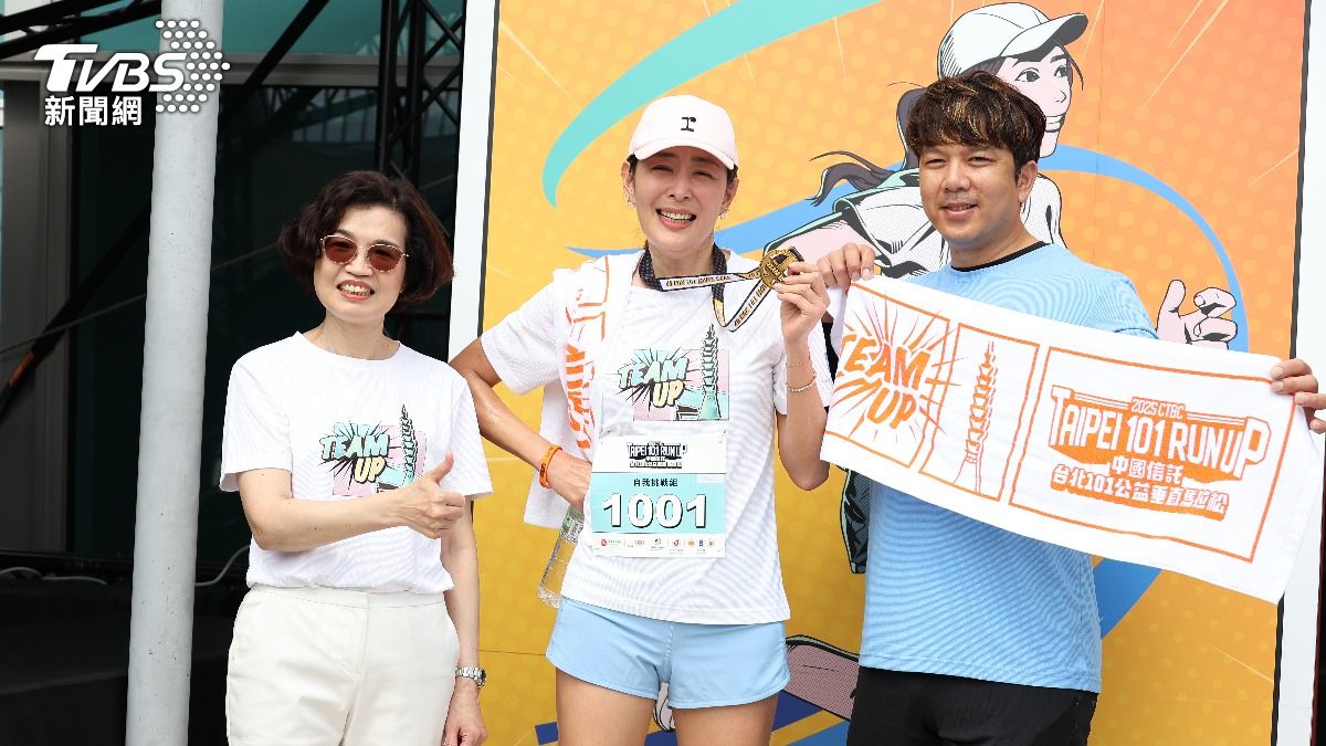 台北101總經理朱麗文、賈永婕和棒壇傳奇周思齊。(圖／張哲鳴攝）