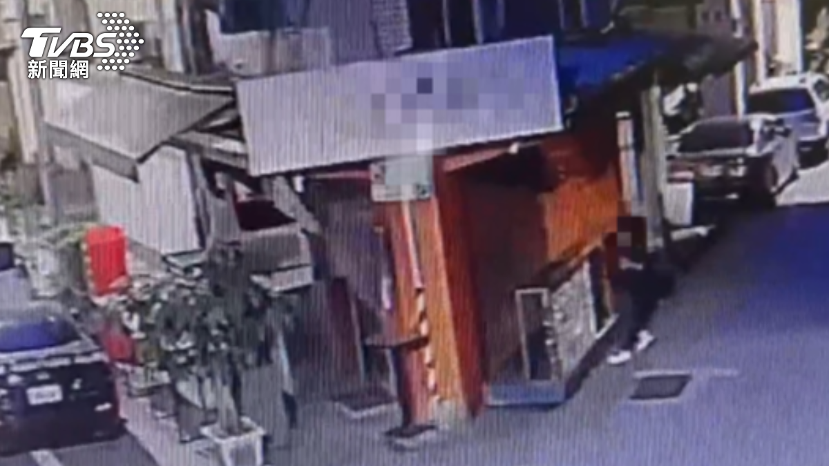 男子疑似不滿被評價,前往店家砸店。(圖/TVBS)