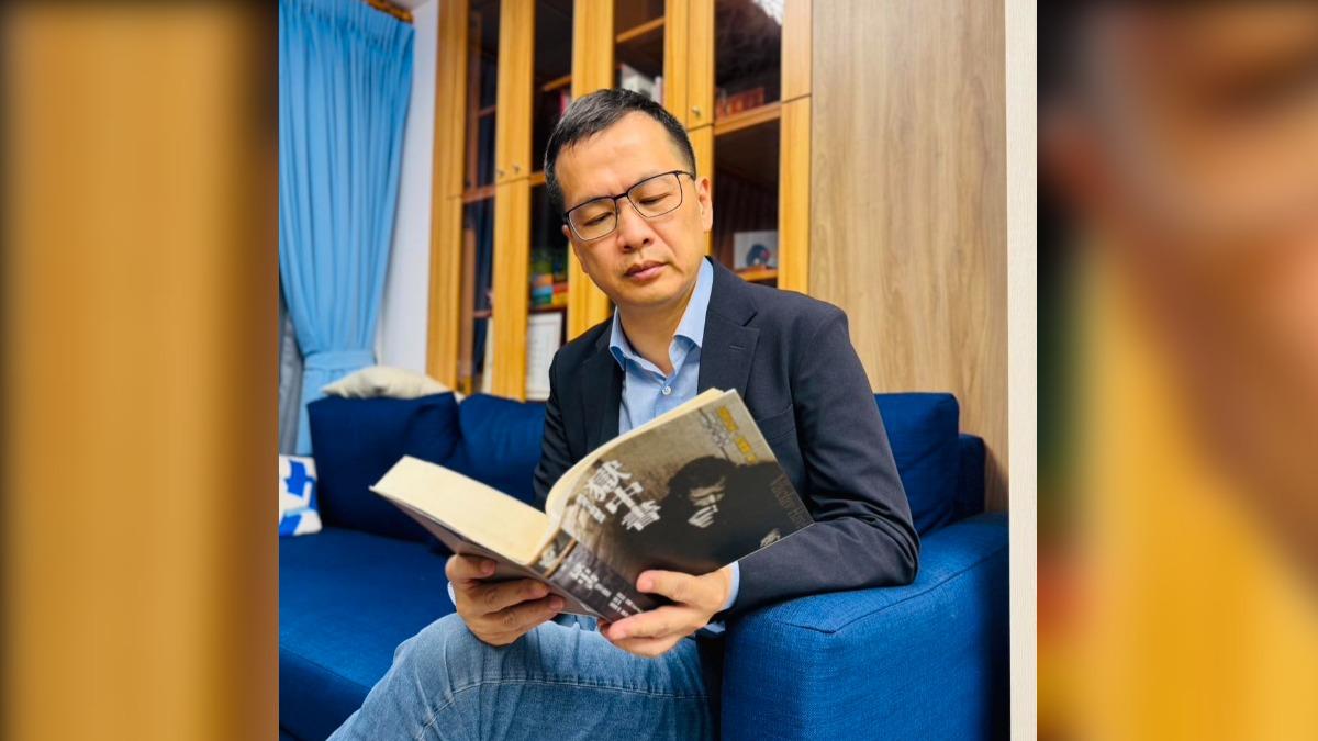 羅智強分享自己最近在讀捷克首任總統哈維爾的《獄中書》。(圖/翻攝自羅智強臉書)