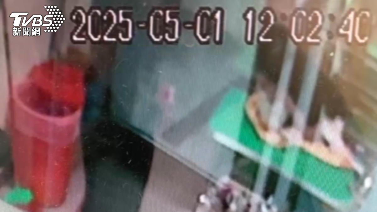 業者低頭往貓咪嘴裡吹氣,試圖急救。(圖/業者提供)
