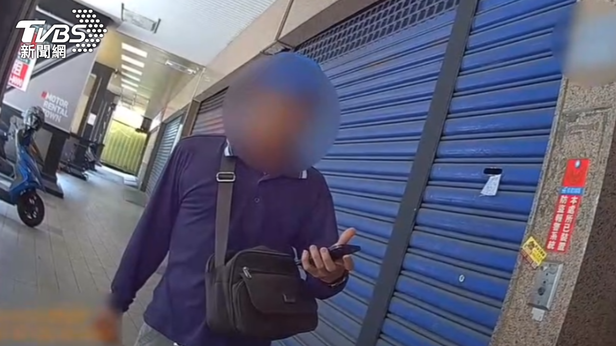 董男上前阻攔交易並勇斬車手，警方表示將協助他申報獎金。（圖／TVBS）