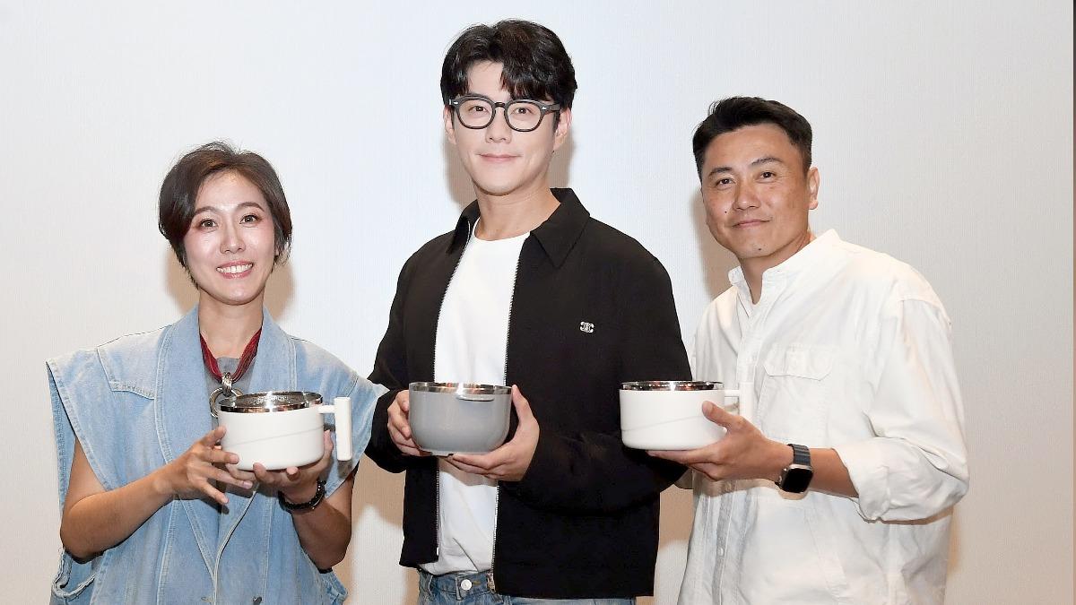 李程彬媽媽特地煲湯要幫忙碌的李程彬（中）補補身體。（圖／公視台語台提供）