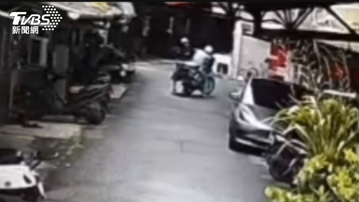 郵差送信遭民眾攻擊。（圖／TVBS）