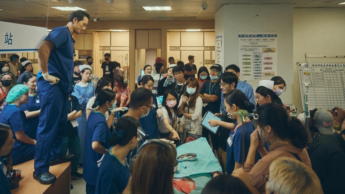 《院長爸爸》還原八仙塵爆搶救景象。（圖／大愛電視提供）