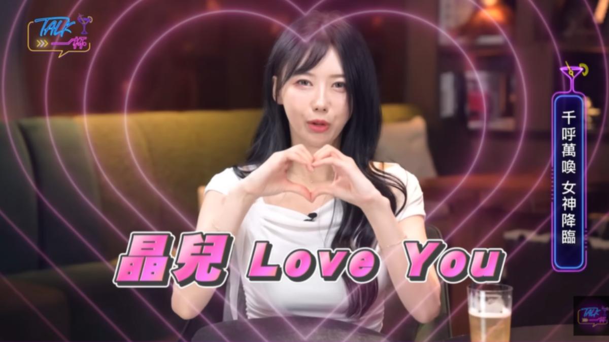 李雅英感謝好友金晶兒出手才能順利回歸。(圖/翻攝自《Talk一杯》YT頻道)