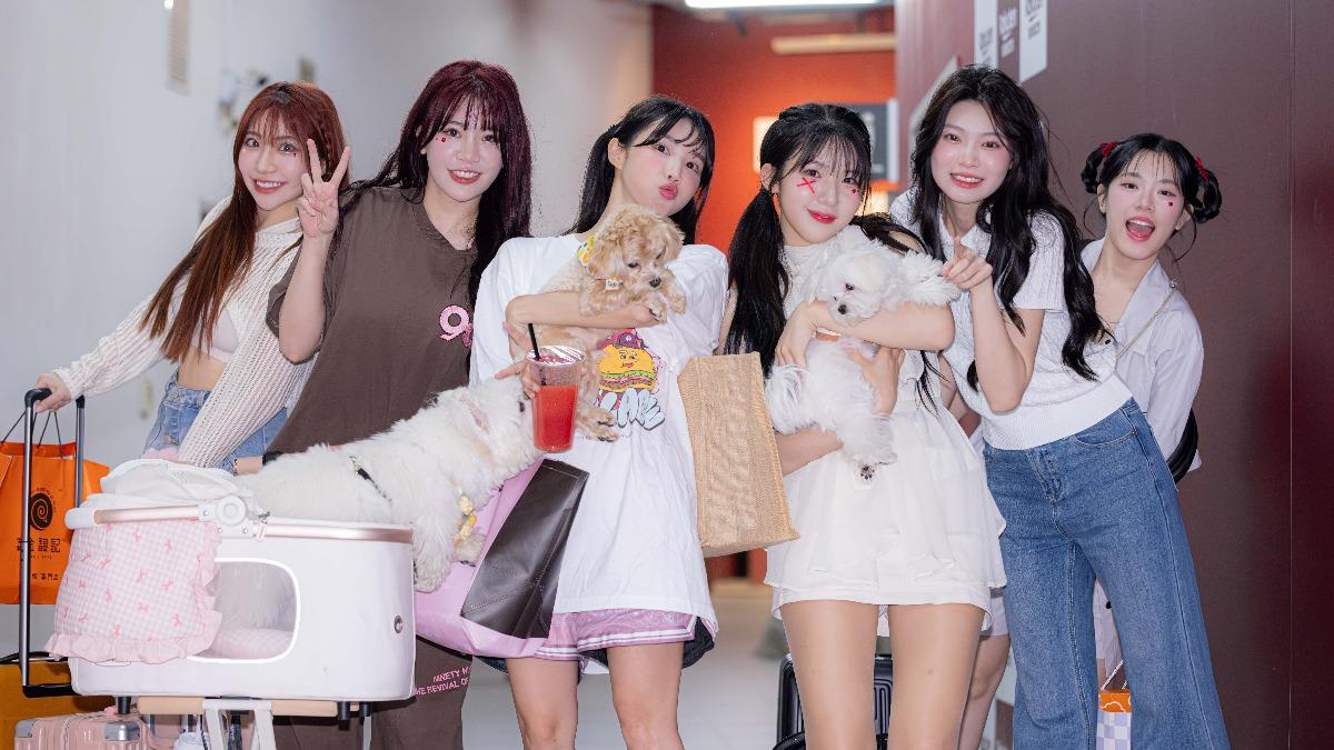 女孩們帶著寵物下班。(圖/樂天桃猿提供)