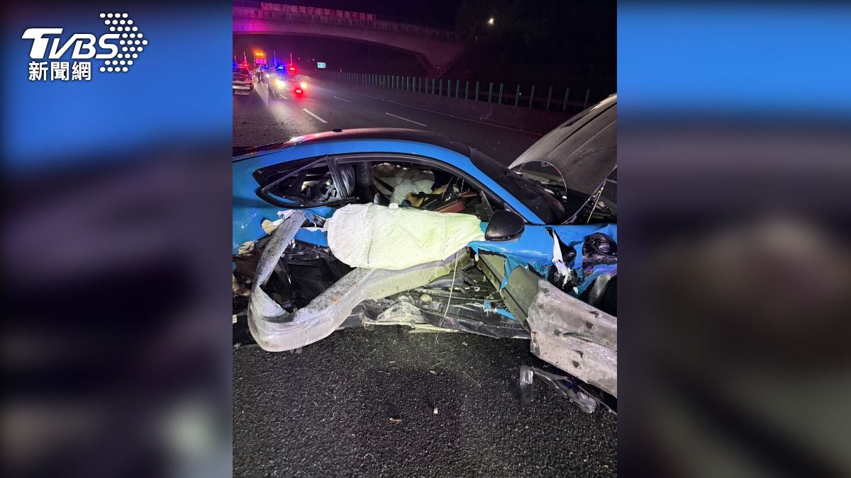 該車輛自撞護欄,車體近乎全毀。(圖/TVBS)