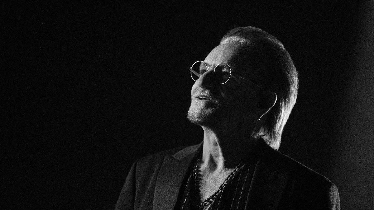 《BONO:臣服之旅》故事將聚焦「地表最偉大的搖滾天團」 U2 主唱波諾的個人故事。(圖/Apple TV+提供)