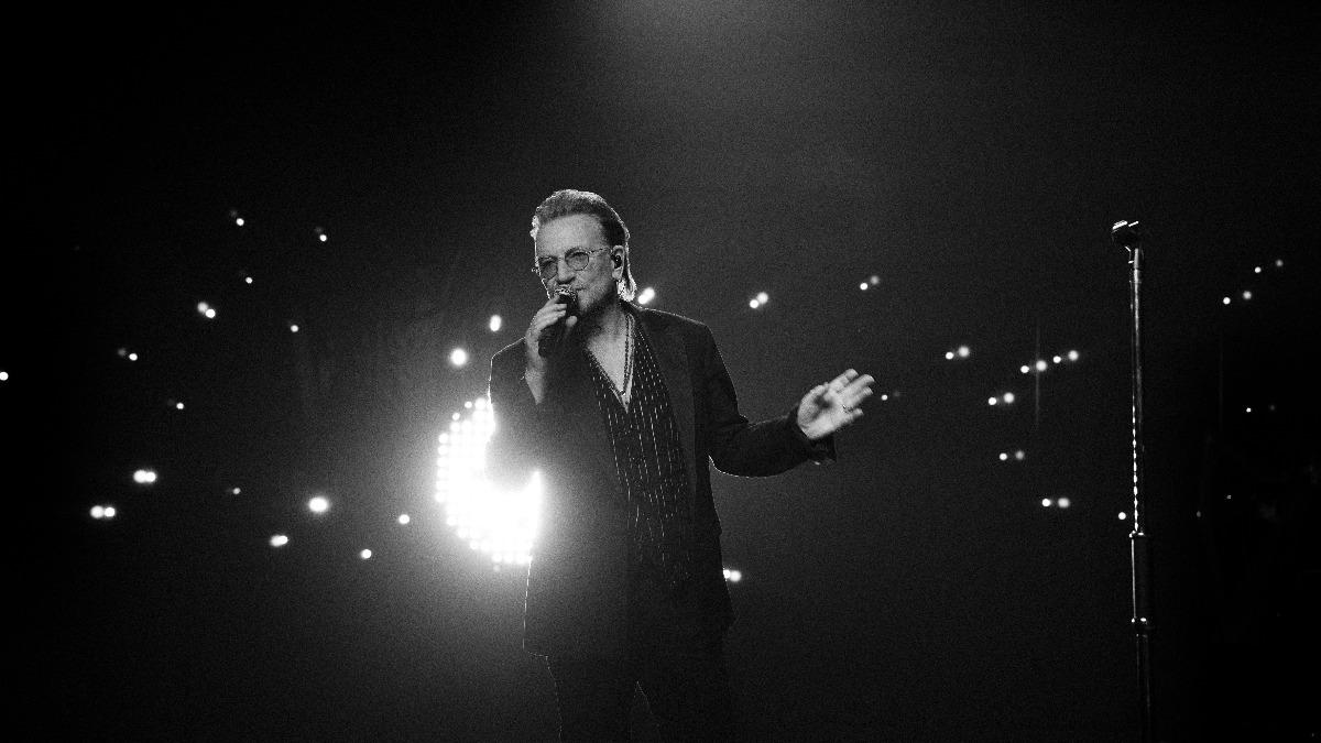 《BONO:臣服之旅》故事將聚焦「地表最偉大的搖滾天團」 U2 主唱波諾的個人故事。(圖/Apple TV+提供)