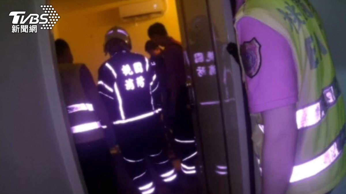 警消趁男子不注意立刻衝入屋內,並把男子壓制在地。(圖/TVBS)