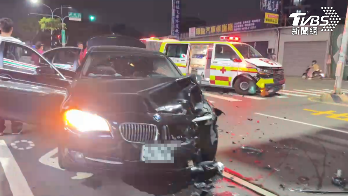 台南鳴笛救護車與BMW發生碰撞。（圖／TVBS）