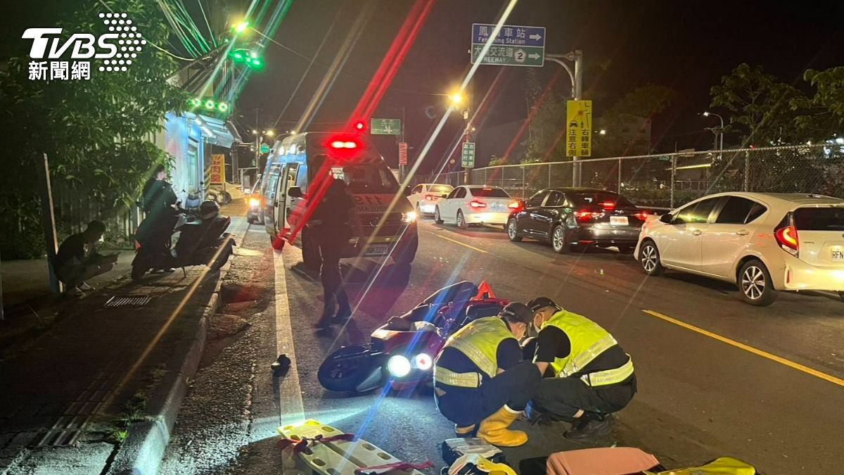 機車騎士疑身體不適自摔，警消到場搶救。（圖／TVBS）