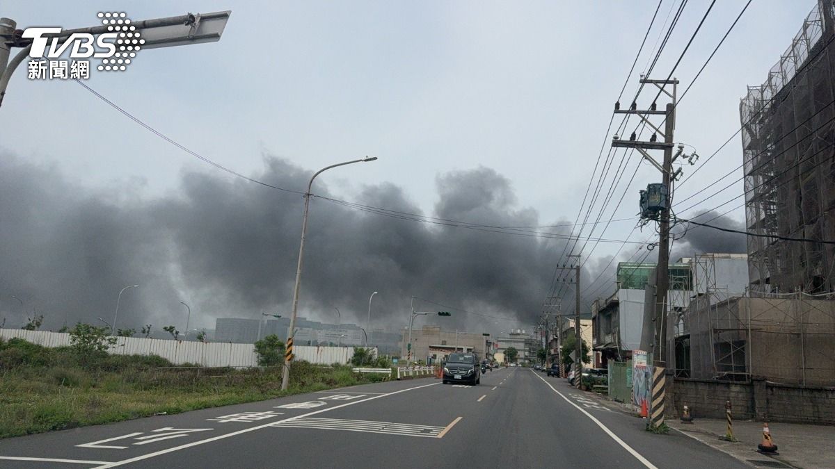 現場滿布黑煙，仍在持續灌救中。（圖／TVBS）