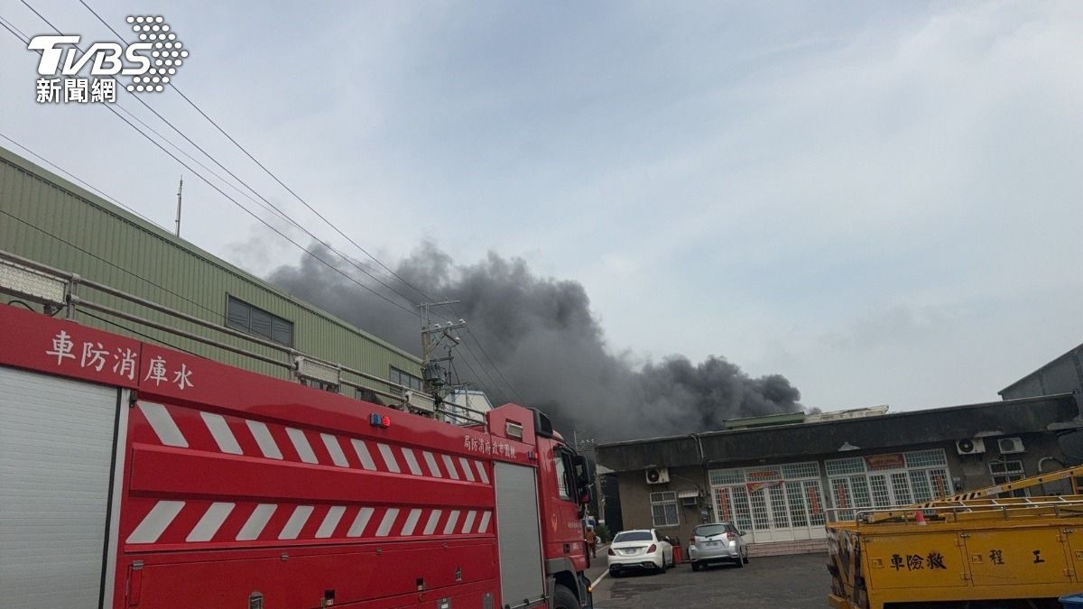 該處工廠起火燃燒，目前無人員傷亡受困。（圖／TVBS）