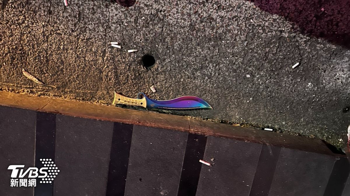 東區酒吧發生砍人糾紛，警方在現場查獲開山刀。（圖／TVBS）