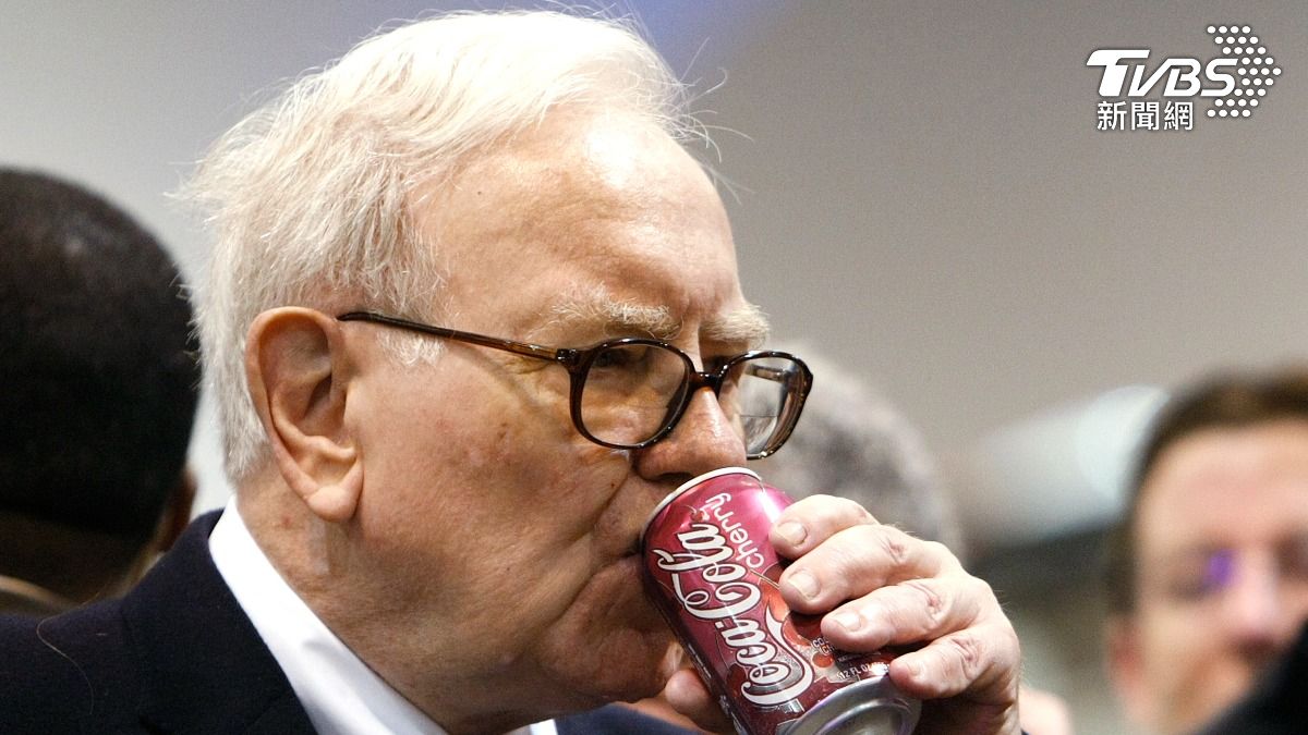 巴菲特波克夏股東會笑舉可口可樂「想喝什麼就喝、我也不怎麼運動」│TVBS新聞網