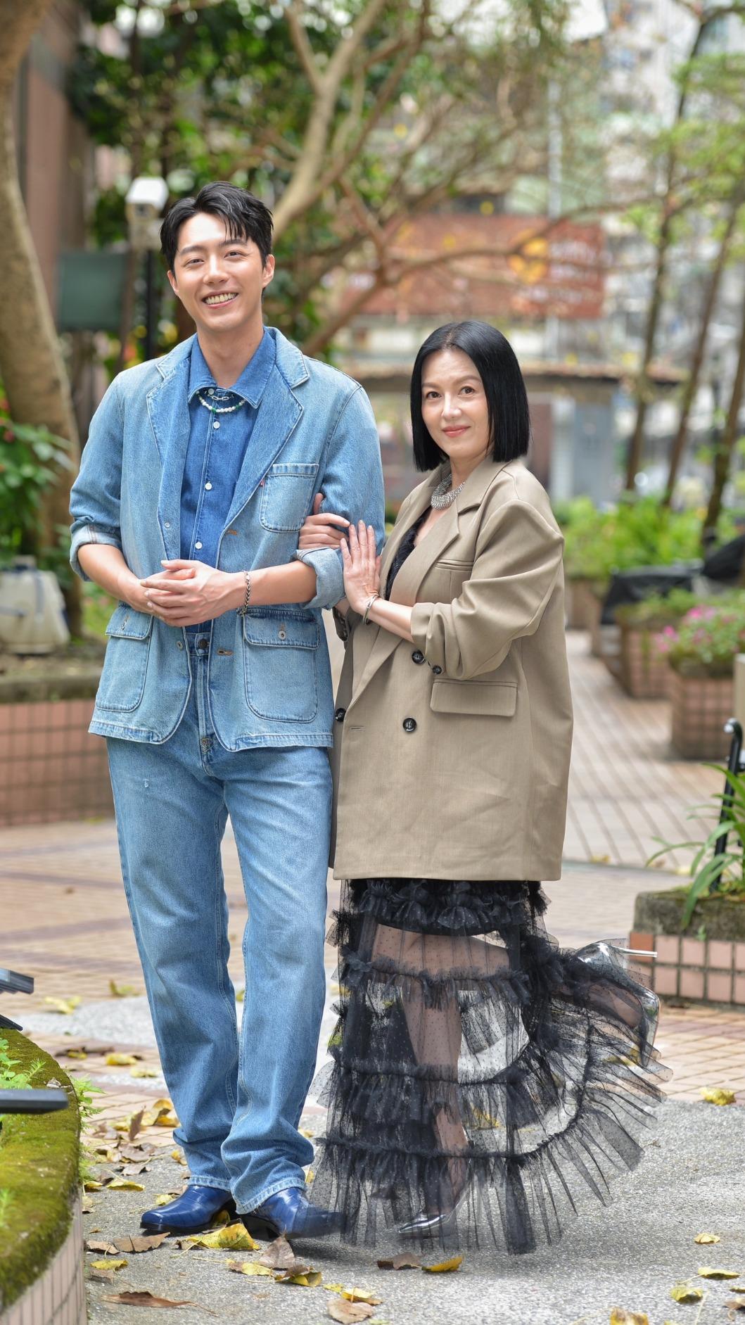 蔡凡熙和苗可麗出席感恩餐會。(圖/華視、三立提供)