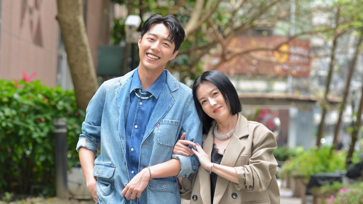 蔡凡熙和苗可麗出席感恩餐會。(圖/華視、三立提供)